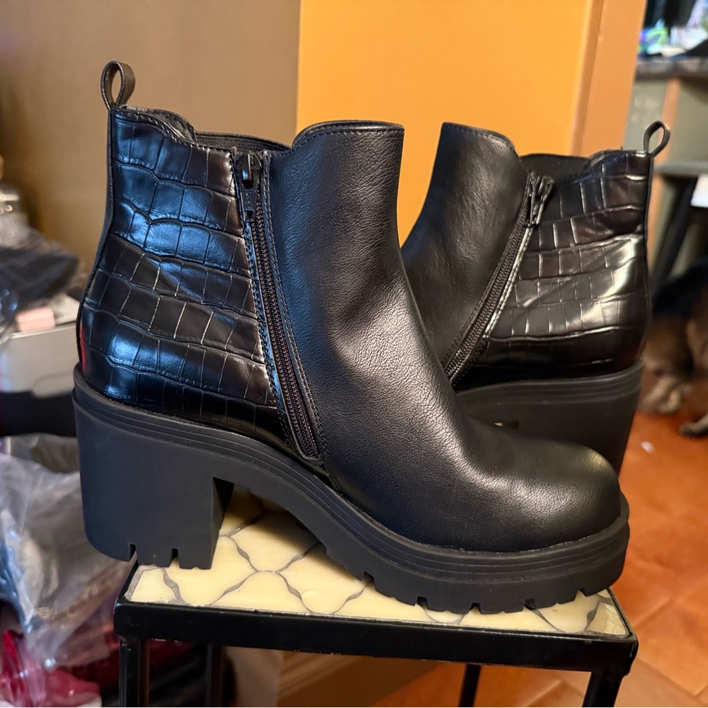 Sun + Stone NWT Sz 9 Black Veronika Vegan Leather Gothic Grunge Boots (SH125) - Picture 11 of 13
